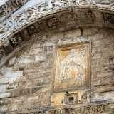 ...mostri marini, cavalieri, colombe e leoni con facce umane